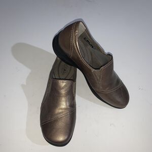 Clarks In Motion Shoes Womens Size 8 W Brown Metallic Leather Slip On Comfort